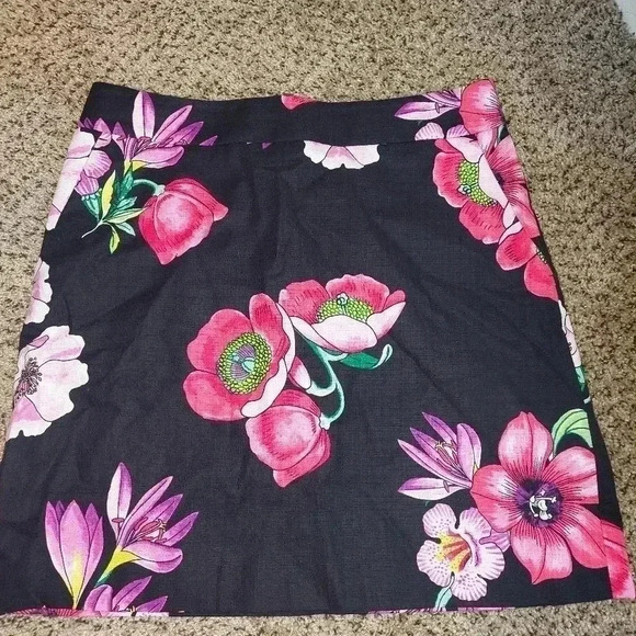 Ann Taylor Dresses & Skirts - Ann Taylor Womens Pencil Straight Skirt Sz 10P Black Pink Floral Knee Length